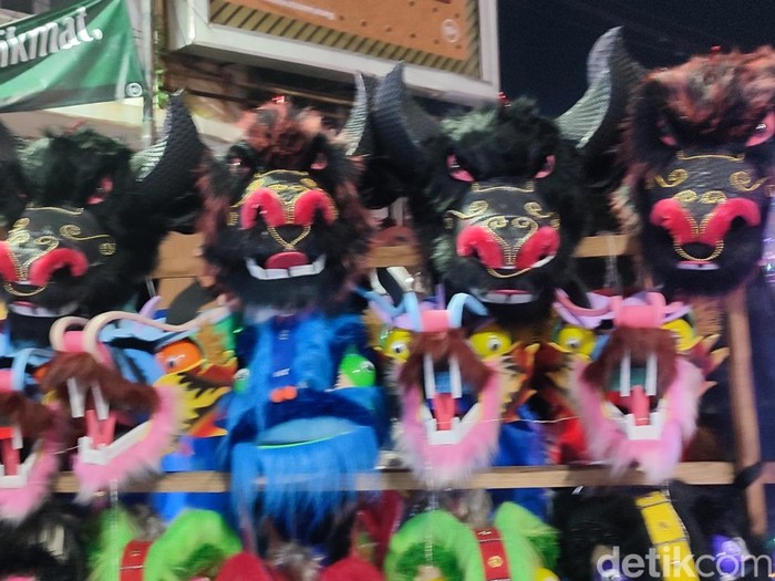 Pedagang mainan Warak Ngendog di Pasar Dugderan, Kota Semarang, Kamis (7/3/2024) malam.