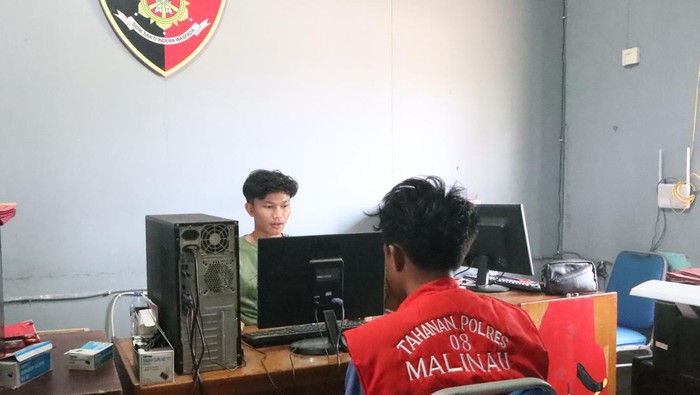 Pelaku pembacokan ayah kandung saat pemeriksaan di ruang penyidik Polres Malinau, Kaltara.