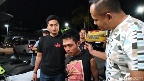 Pelaku pembunuh pekerja kafe di Mataram ditangkap polisi, Kamis (7/3/2024). (Ahmad Viqi/detikBali)