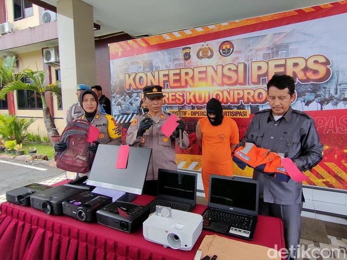 Pelaku pencurian saat dihadirkan dalam jumpa pers di Mapolres Kulon Progo, Kamis (7/3/2024).