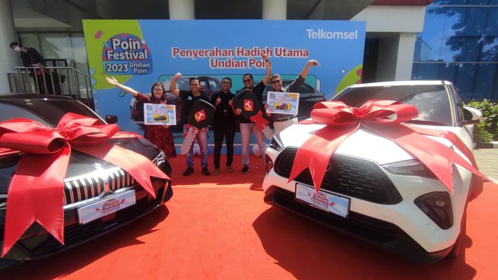 Telkomsel melanjutkan komitmennya dalam memberikan apresiasi kepada pelanggan setia dengan menyerahkan hadiah utama Undian Poin Festival 2023 yakni 1 buah mobil BMW 320i.