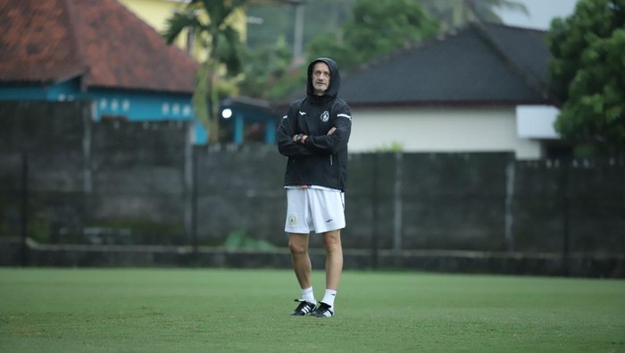 Pelatih PSS Sleman Risto Vidakovic saat sesi latihan jelang menghadapi PSM Makassar, Rabu (6/3/2024).