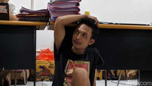 Pembunuh pekerja kafe di Kota Mataram, NTB, ditangkap polisi, Kamis (7/3/2024). (Ahmad Viqi/detikBali)