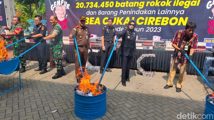 Pemusnahan barang bukti rokok dan miras ilegal