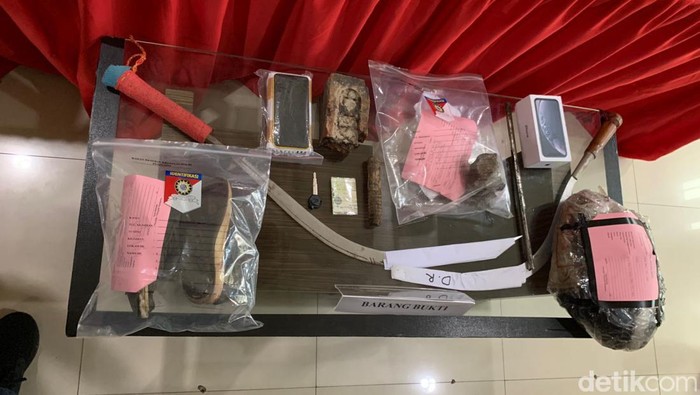 Penampakan barang bukti dalam tawuran maut di Mampang Prapatan, Jakarta Selatan