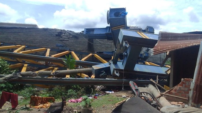 Penampakan Girder Flyover yang roboh menimpa KA di Muara Enim.