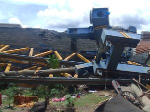 Crane Roboh Timpa KA Batu Bara di Sumsel, 2 Orang Tewas