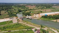 Di sisi lain, pembangunan jalan tol ini juga mempunyai multiplier effect pertumbuhan ekonomi dan penyerapan tenaga kerja di Sumatera Barat.