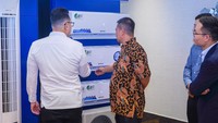 Salah satu fitur unggulan produk BESTLIFE ini adalah unit outdoor nya menggunakan bahan 100% plat besi sehingga lebih tahan dalam segala kondisi cuaca dan menggunakan Freon R32 yang ramah lingkungan. Selain itu ada fitur 2 kenyamanan lainnya seperti Automatic Cleaning dimana unit Indoor AC dapat melakukan pembersihan sendiri secara otomatis dan 4D airflow dimana hembusan angin dari Air Conditioner dapat berhembus 4 arah secara Horizontal dan Vertikal sehingga pengguna dapat lebih nyaman dengan hembusan anginnya.