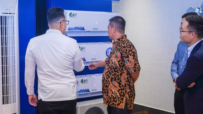 Managing Director PT Berkat Elektrik Sejati Tangguh Andy Arif Widjaja (baju putih) meluncurkan Air Conditioner Model Baru Tipe QA di Jakarta (6/3/24) dihadiri oleh sekitar 200 mitra penjual (Authorized Dealer ) dari seluruh Indonesia.
