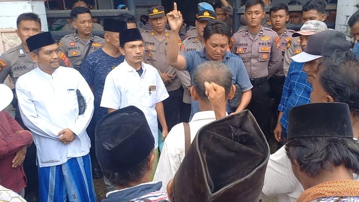 Pendukung caleg PPP demo di kantor Bawaslu Sampang