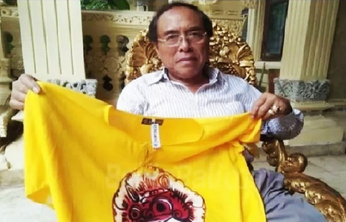 Penemu oleh-oleh kaos khas Bali baju barong Pande Ketut Krisna semasa hidupnya (Istimewa).