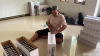 Pesanan songkok asli dari Desa Bojoasri ini tidak hanya datang dari Lamongan saja. Para perajin songkok di desa ini mengirim songkok produksi mereka ke berbagai penjuru tanah air.