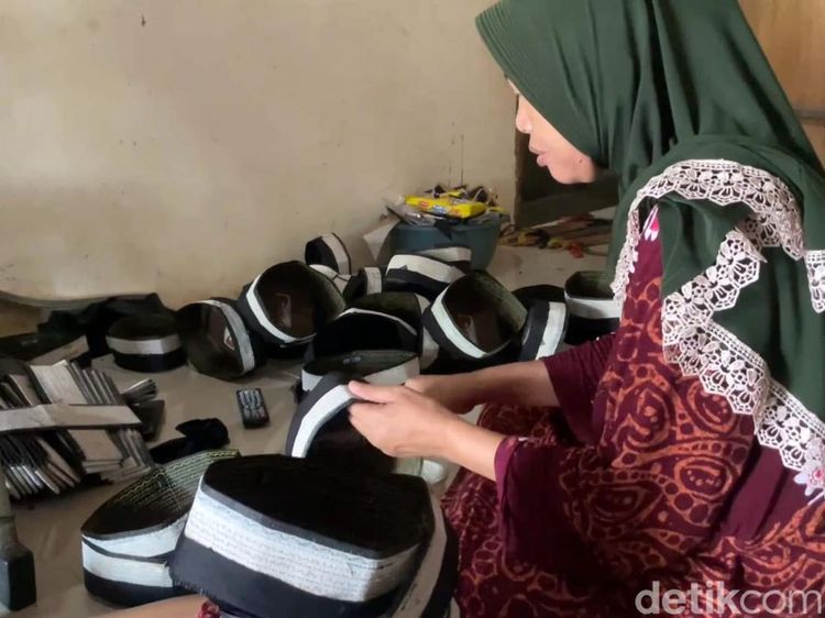 Jelang Ramadan Perajin Songkok di Lamongan Kebanjiran Pesanan