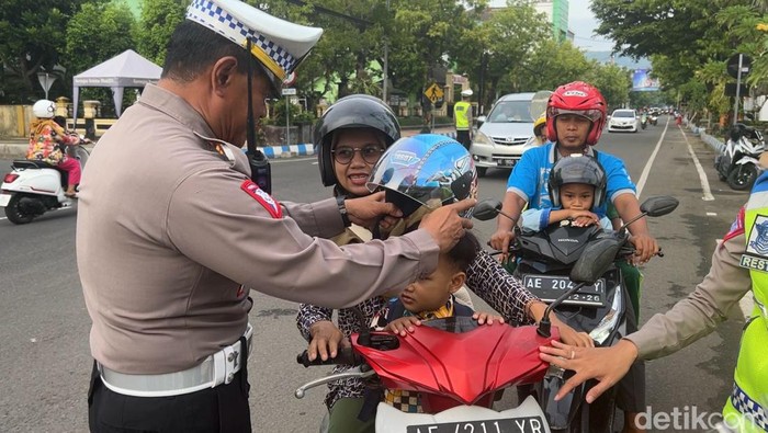 Pengguna Jalan Ini Senang Dapat Hadiah dari Polisi