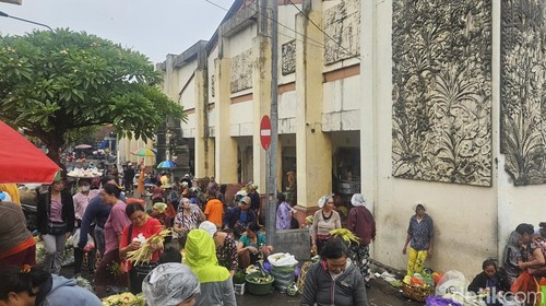 Penjualan sarana upakara hari raya Kuningan di area lancuban Pasar Galiran, Klungkung, Kamis (7/3/2024). (Putu Krista/detikBali)