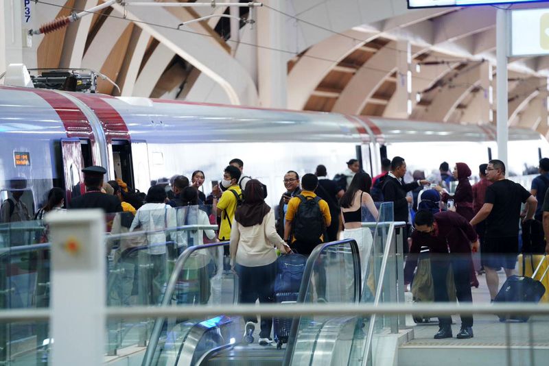 Kereta Cepat Whoosh kembali menorehkan pencapaian dengan berhasil melayani 2 Juta Penumpang. Hal ini dapat tercapai melalui berbagai upaya dan inovasi yang dilakukan KCIC  bersama seluruh stakeholder untuk meningkatkan layanan dan minat masyarakat menggunakan Whoosh setelah tiga bulan lebih beroperasi.
