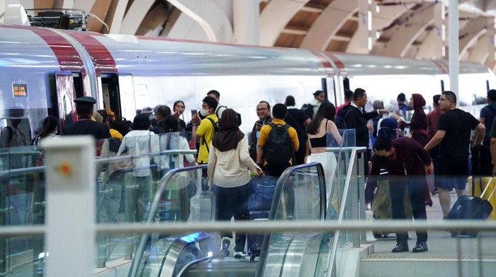 Kereta Cepat Whoosh kembali menorehkan pencapaian dengan berhasil melayani 2 Juta Penumpang. Hal ini dapat tercapai melalui berbagai upaya dan inovasi yang dilakukan KCIC  bersama seluruh stakeholder untuk meningkatkan layanan dan minat masyarakat menggunakan Whoosh setelah tiga bulan lebih beroperasi.