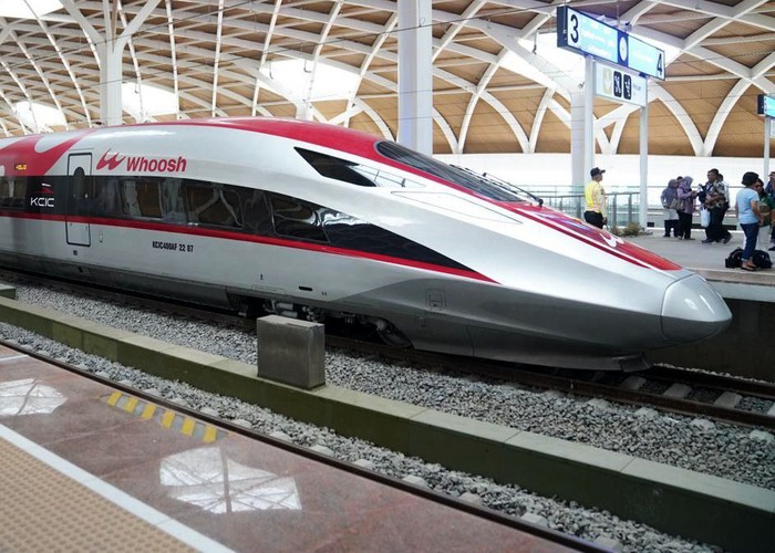 Kereta Cepat Whoosh kembali menorehkan pencapaian dengan berhasil melayani 2 Juta Penumpang. Hal ini dapat tercapai melalui berbagai upaya dan inovasi yang dilakukan KCIC  bersama seluruh stakeholder untuk meningkatkan layanan dan minat masyarakat menggunakan Whoosh setelah tiga bulan lebih beroperasi.
