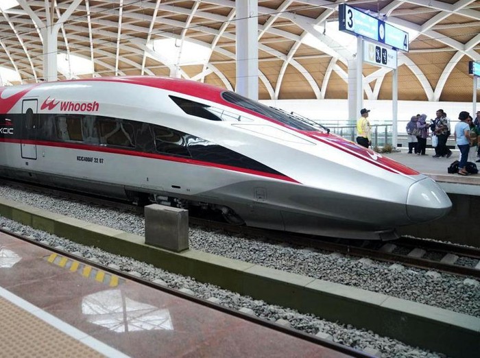 Kereta Cepat Whoosh kembali menorehkan pencapaian dengan berhasil melayani 2 Juta Penumpang. Hal ini dapat tercapai melalui berbagai upaya dan inovasi yang dilakukan KCIC  bersama seluruh stakeholder untuk meningkatkan layanan dan minat masyarakat menggunakan Whoosh setelah tiga bulan lebih beroperasi.