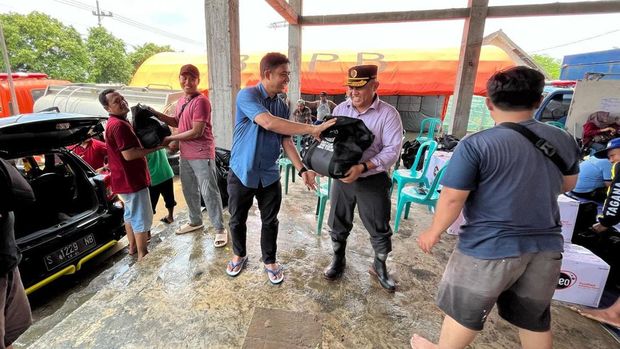 Penyaluran nasi bungkus untuk korban banjir Mojokerto.