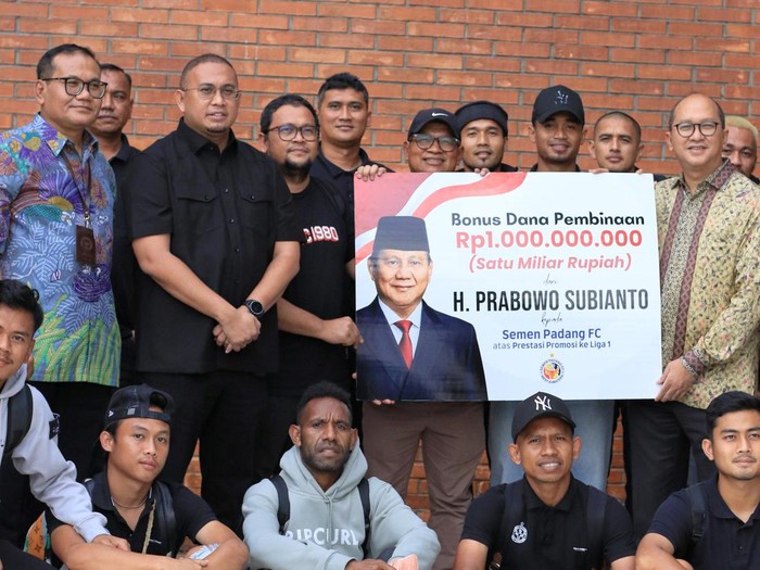 Penyerahan uang pembinaan Rp 1 miliar dari Prabowo Subianto ke Semen Padang FC (dok.istimewa)