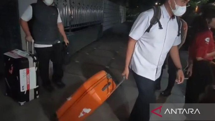 Penyidik Komisi Pemberantasan Korupsi (KPK) meninggalkan kediaman Hanan Supangkat, di Perumahan Intercon, Taman Kebon Jeruk, Srengsenh, Kembangan, Jakarta Barat pada Kamis (7/2/2024), pukul 04.30 WIB, usai melakukan penggeledahan sejak Rabu (6/2/2024) mulai pukul 21.30 WIB. ANTARA/Risky Syukur