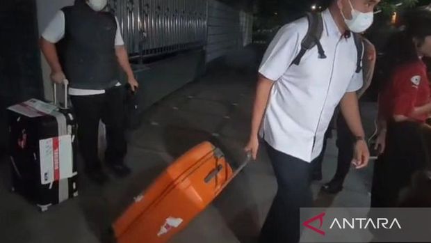 Penyidik Komisi Pemberantasan Korupsi (KPK) meninggalkan kediaman Hanan Supangkat, di Perumahan Intercon, Taman Kebon Jeruk, Srengsenh, Kembangan, Jakarta Barat pada Kamis (7/2/2024), pukul 04.30 WIB, usai melakukan penggeledahan sejak Rabu (6/2/2024) mulai pukul 21.30 WIB. ANTARA/Risky Syukur