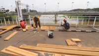 Jembatan cagar budaya berkonstruksi besi pertama di Jawa peninggalan kolonial Belanda di atas sungai Brantas yang akan genap berusia 155 tahun pada 18 Maret 2024 tersebut menjalani perawatan dengan penggantian papan kayu dan pembersihan sampah yang tersangkut pada kaki-kaki jembatan.