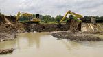 Alat Berat Perbaiki Tanggul Waduk Prangi Bojonegoro yang Jebol