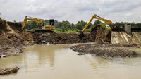 Alat berat dikerahkan supaya penambalan waduk yang jebol segera teratasi sehingga dampak bagi sawah warga tidak bertambah luas.  