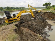 Alat Berat Perbaiki Tanggul Waduk Prangi Bojonegoro yang Jebol