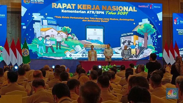 Perjanjian Kerja Sama antara Mentan Amran Sulaiman dengan Menteri ATR Agus Harimurti Yudhoyono. (CNBC Indonesia/Martyasari Rizky)