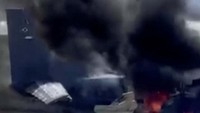 Badan pesawat tampak terbelah dan terbakar.