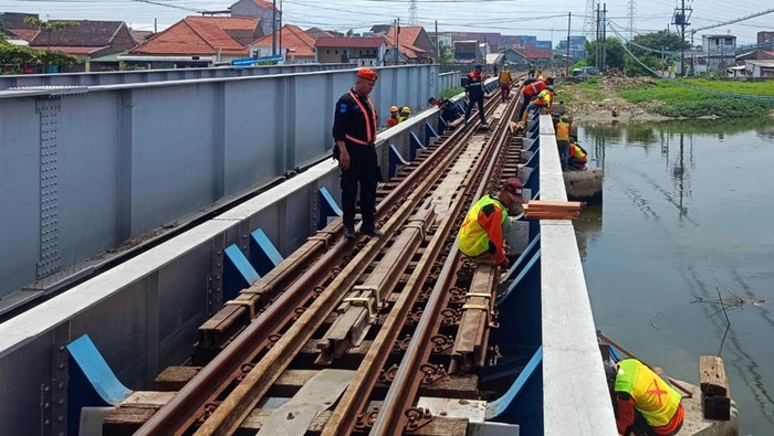 Petugas mulai melaksanakan perbaikan rel kereta di Jembatan Banjir Kanal Timur, Kamis (7/3/2024).
