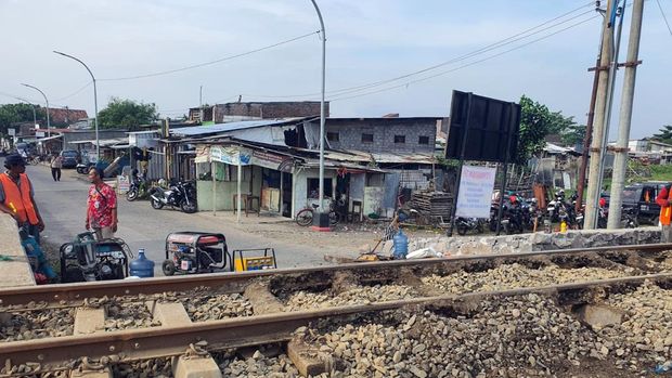Petugas mulai melaksanakan perbaikan rel kereta di Jembatan Banjir Kanal Timur, Kamis (7/3/2024).