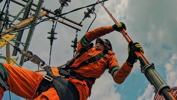 Petugas PLN saat perbaikan jaringan jelang Ramadan dan Idul Fitri. (Istimewa)