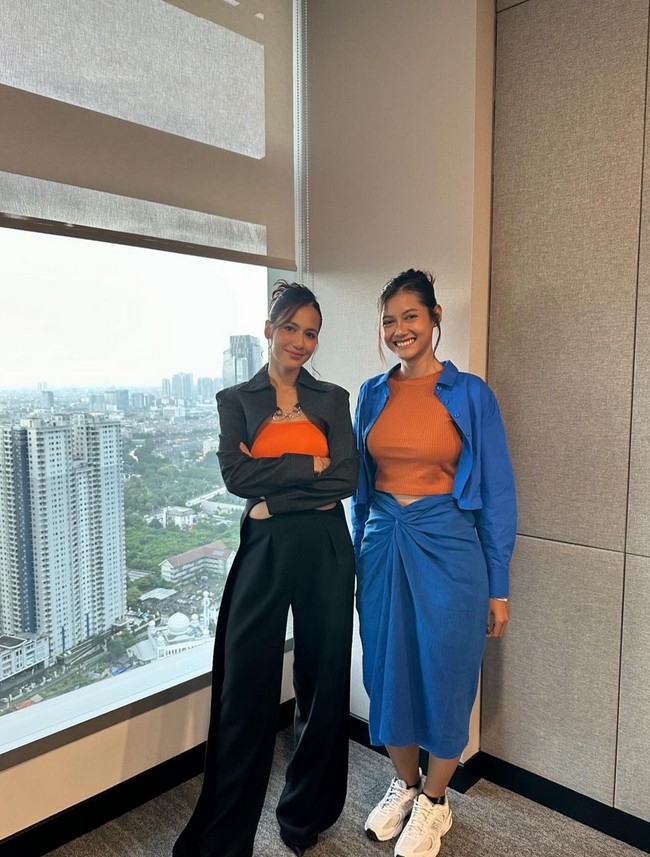 Pevita dan Klaudia cantik dengan riasan bernuansa coklat nude. Rambut mereka pun sama-sama disanggul tinggi. Senang bertemu denganmu Claw! Kirimkan cintaku ke Lilo & Milo ya!, tulis Pevita dalam caption di unggahan video Instagram. Foto: Instagram/@pevpearce @klaudiakrish