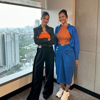 Pevita dan Klaudia cantik dengan riasan bernuansa coklat nude. Rambut mereka pun sama-sama disanggul tinggi. Senang bertemu denganmu Claw! Kirimkan cintaku ke Lilo & Milo ya!, tulis Pevita dalam caption di unggahan video Instagram. Foto: Instagram/@pevpearce @klaudiakrish