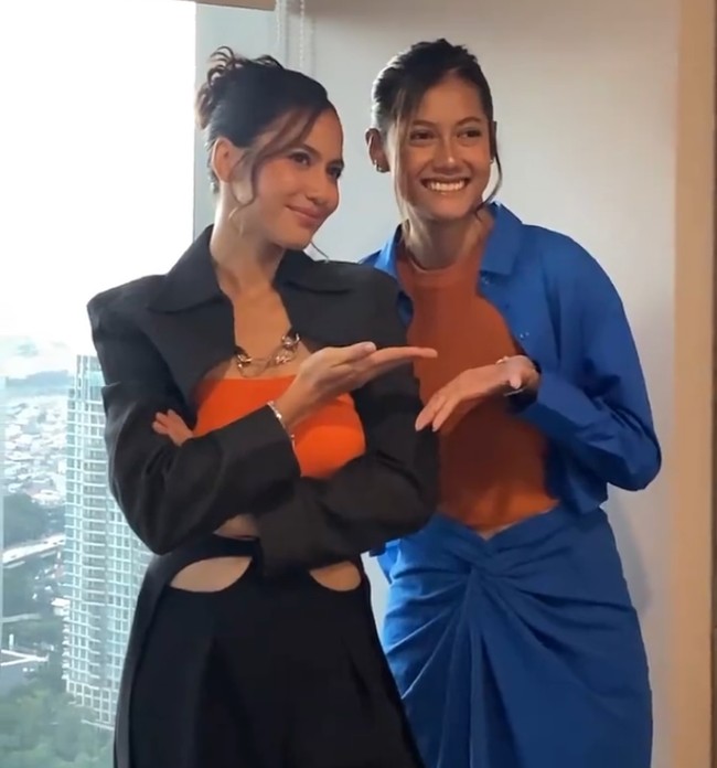 Saat disandingkan bersama, keduanya memang memiliki kemiripan wajah, terutama saat tersenyum. Bahkan ketika bertemu, baik Pevita dan Klaudia mengenakan riasan wajah dan tatanan rambut yang mirip. Foto: Instagram/@pevpearce @klaudiakrish