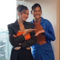 Saat disandingkan bersama, keduanya memang memiliki kemiripan wajah, terutama saat tersenyum. Bahkan ketika bertemu, baik Pevita dan Klaudia mengenakan riasan wajah dan tatanan rambut yang mirip. Foto: Instagram/@pevpearce @klaudiakrish