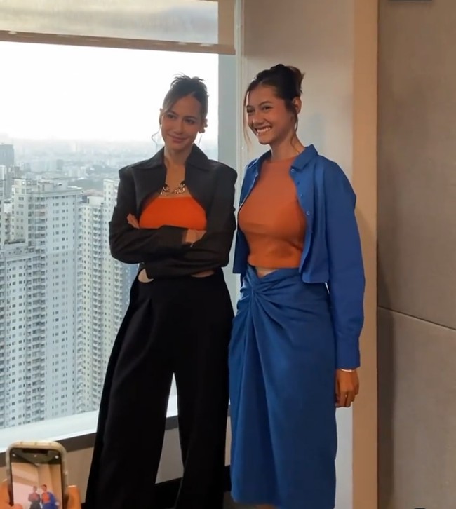 Banyak netizen menginginkan Pevita dan Klaudia dipertemukan secara langsung. Keinginan mereka pun terwujud. Keduanya bertemu di sebuah siaran.  Foto: Instagram/@pevpearce @klaudiakrish