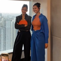 Banyak netizen menginginkan Pevita dan Klaudia dipertemukan secara langsung. Keinginan mereka pun terwujud. Keduanya bertemu di sebuah siaran.  Foto: Instagram/@pevpearce @klaudiakrish