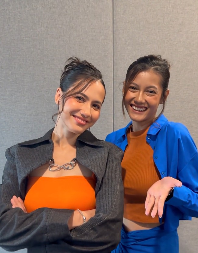 Beberapa waktu lalu, jagad maya dihebohkan dengan petugas Safari Solo yang mirip dengan Pevita Pearce. Dia bernama Klaudia Kristi. Foto: Instagram/@pevpearce @klaudiakrish