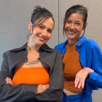 Beberapa waktu lalu, jagad maya dihebohkan dengan petugas Safari Solo yang mirip dengan Pevita Pearce. Dia bernama Klaudia Kristi. Foto: Instagram/@pevpearce @klaudiakrish