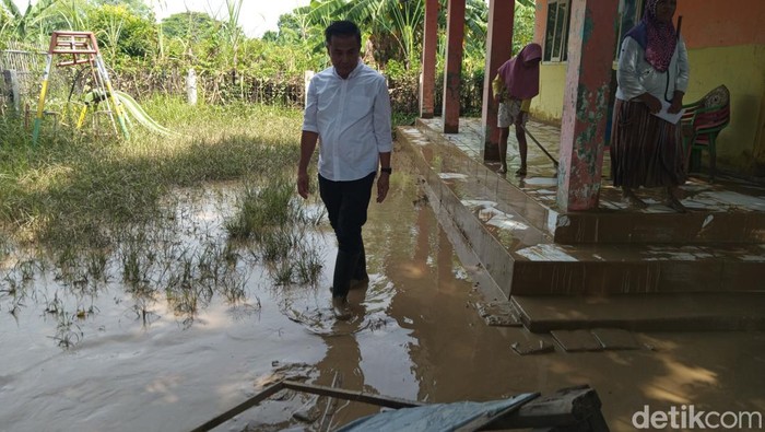 Pj Gubernur Jawa Barat saat meninjau lokasi banjir di Desa Gunungsari, Kecamatan Waled