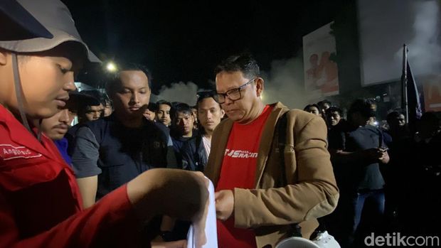 Pj Walkot Sukabumi Kusmana Hartadji dan DPRD Kota Sukabumi temui demonstran