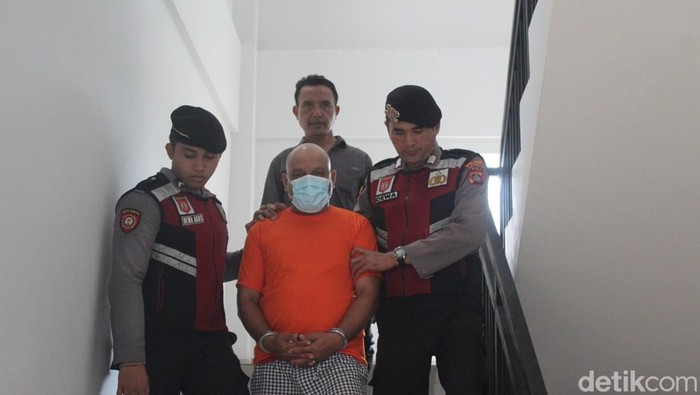 Polisi menangkap Kaprianus, sopir taksi online yang mencuri barang penumpang di Bandara Ngurah Rai, Bali.