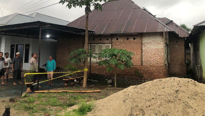 Polisi olah TKP di lokasi bocah tewas diduga tersengat listrik di Gorontalo.
