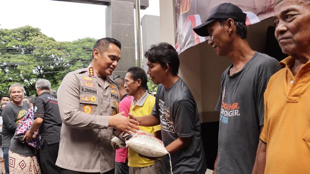 Polres Metro Jakarta Barat membagikan 600 paket sembako dan beras kepada masyarakat